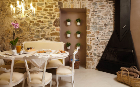 Mesa de desayuno junto a la cocina